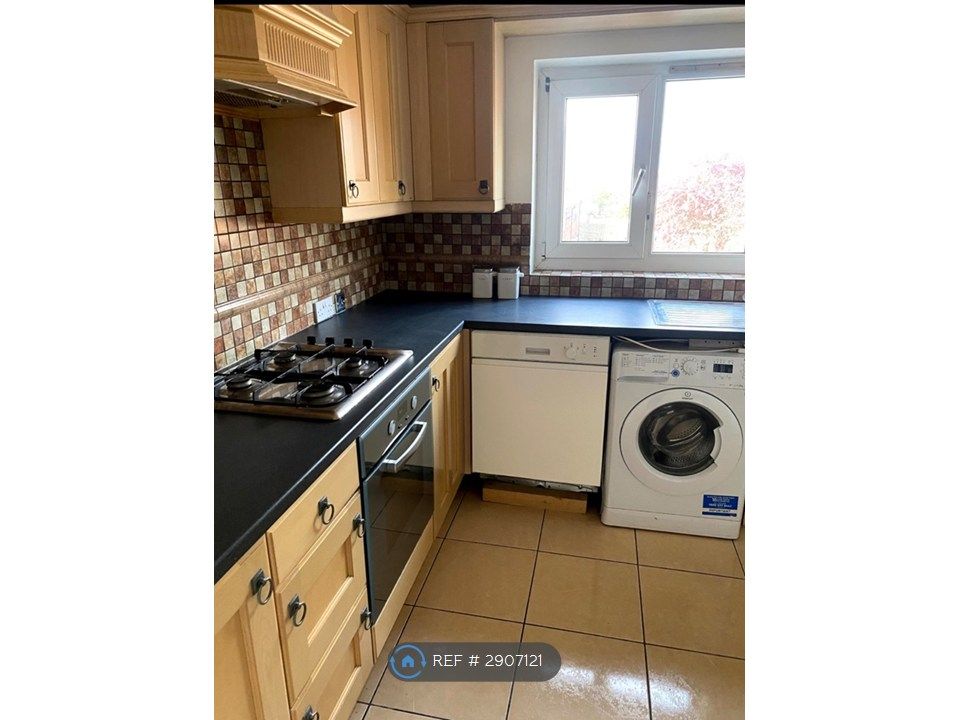 Property photo 3 of 10 Kitchen