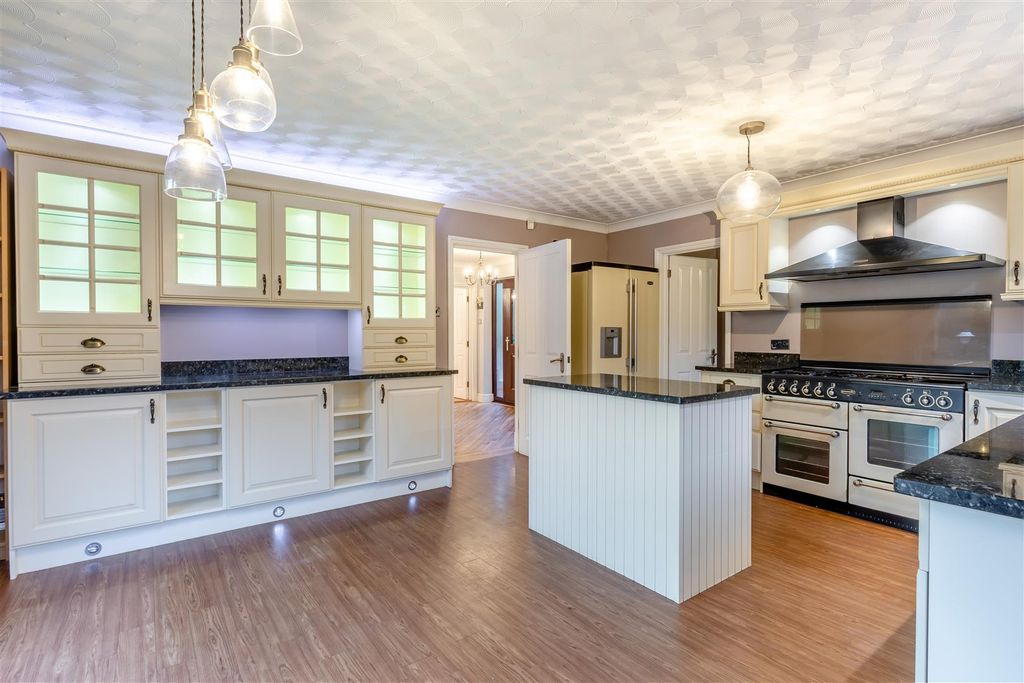 Property photo 2 of 39 8673580-Interior08.Jpg