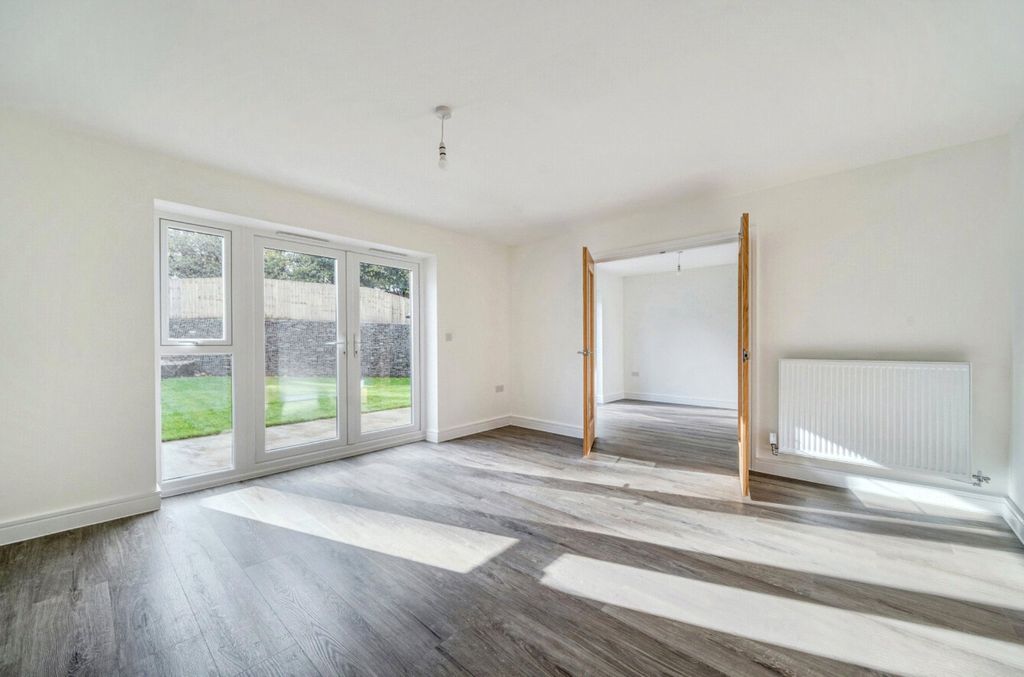 Property photo 2 of 13 Example