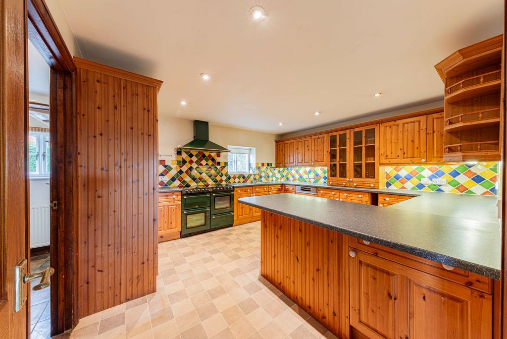 Property photo 2 of 32 Kitchen (3)