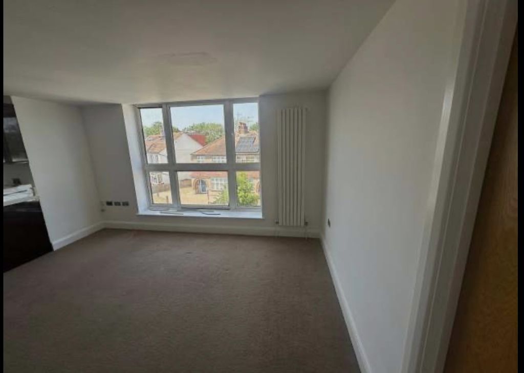 Property photo 2 of 10 Bright, Unfurnished Living Room With A Wide Window...