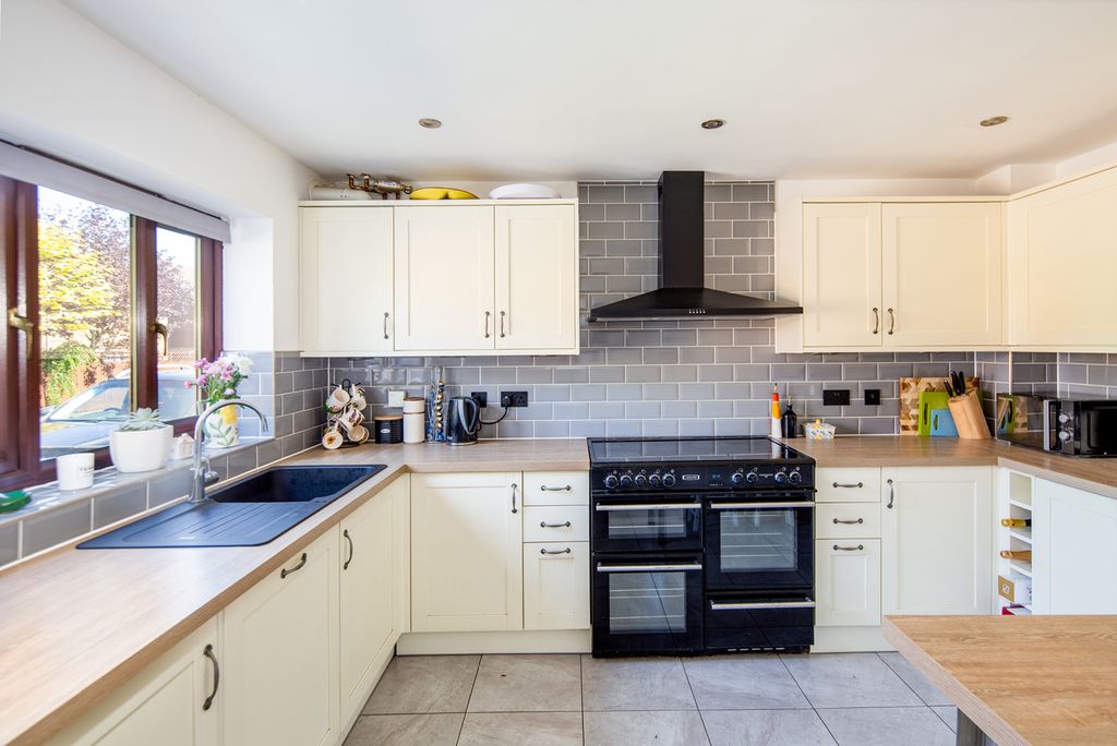 Property photo 3 of 19 Kitchen Breakfast Room