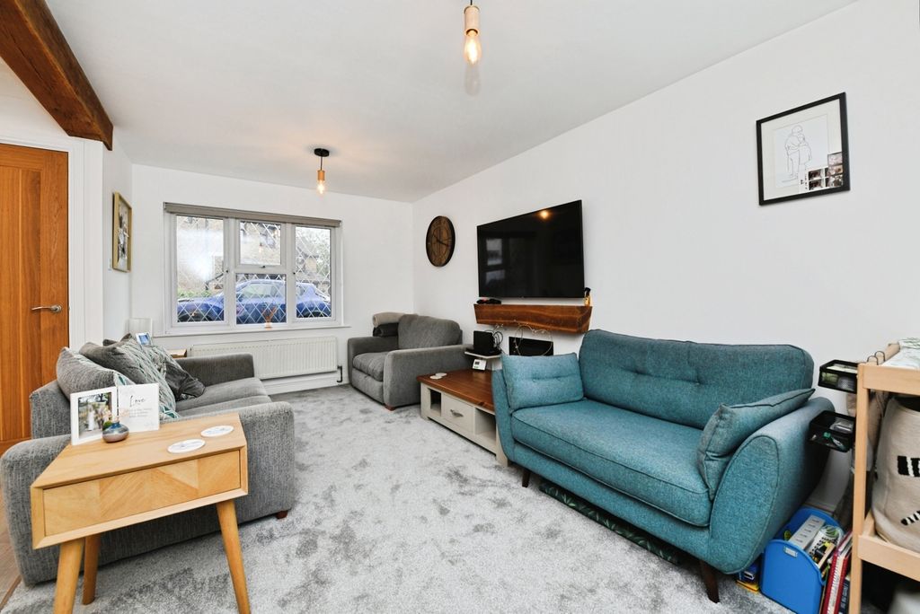 Property photo 3 of 16 Lounge