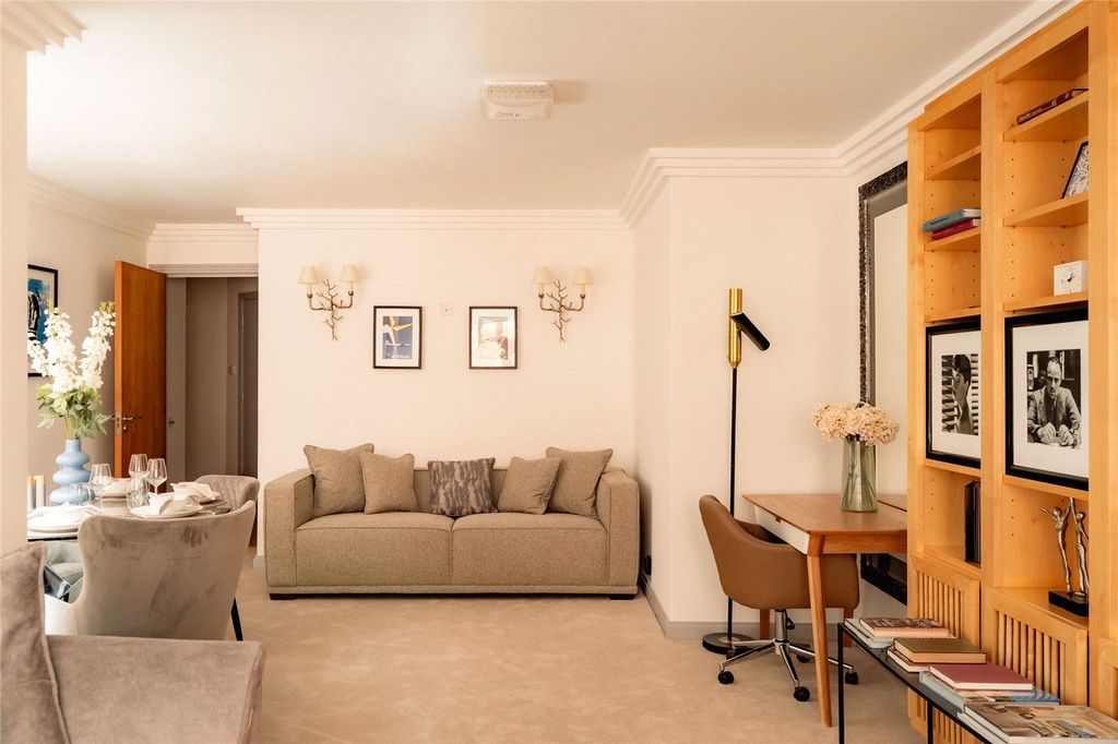 Property photo 3 of 19 Seating