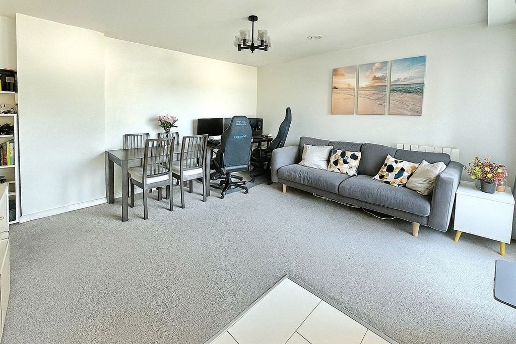 Property photo 2 of 11 Pbox-Img.Jpg