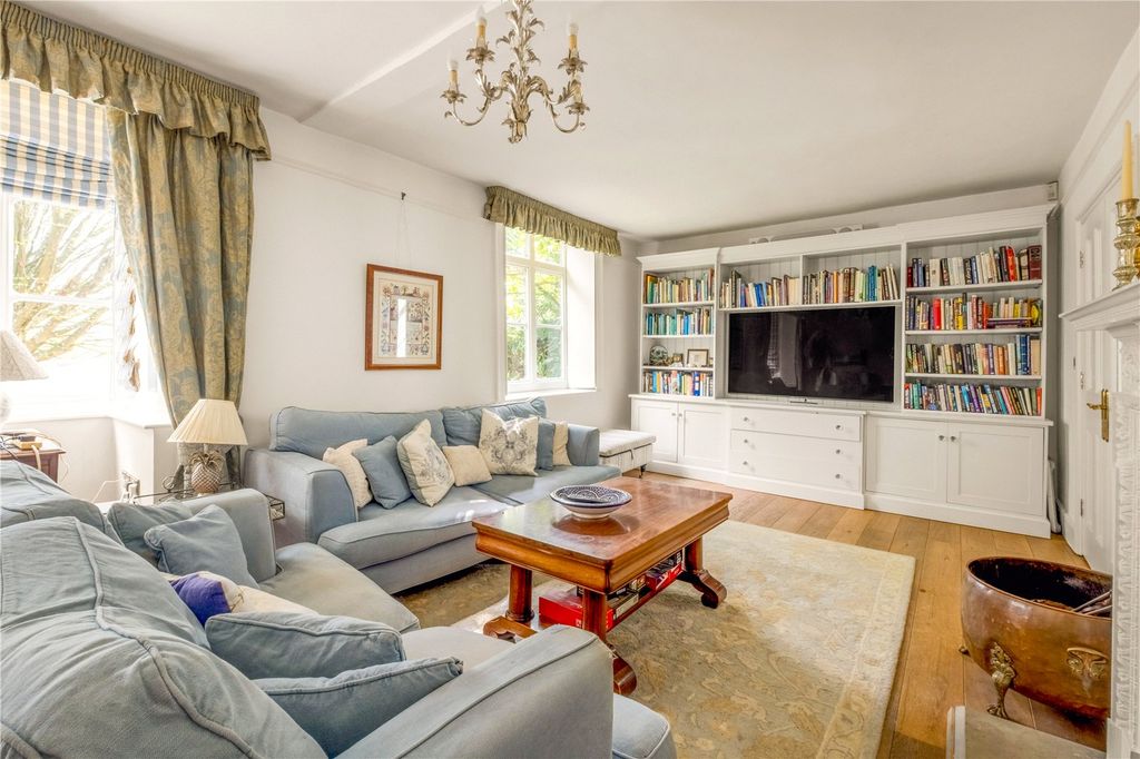 Property photo 2 of 21 Sitting Room