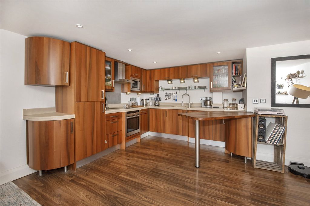 Property photo 3 of 8 Kitchen