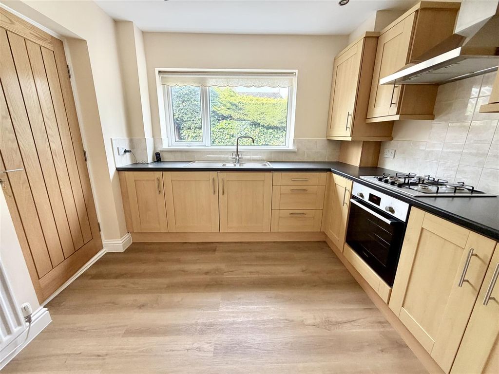 Property photo 3 of 11 Kitchen