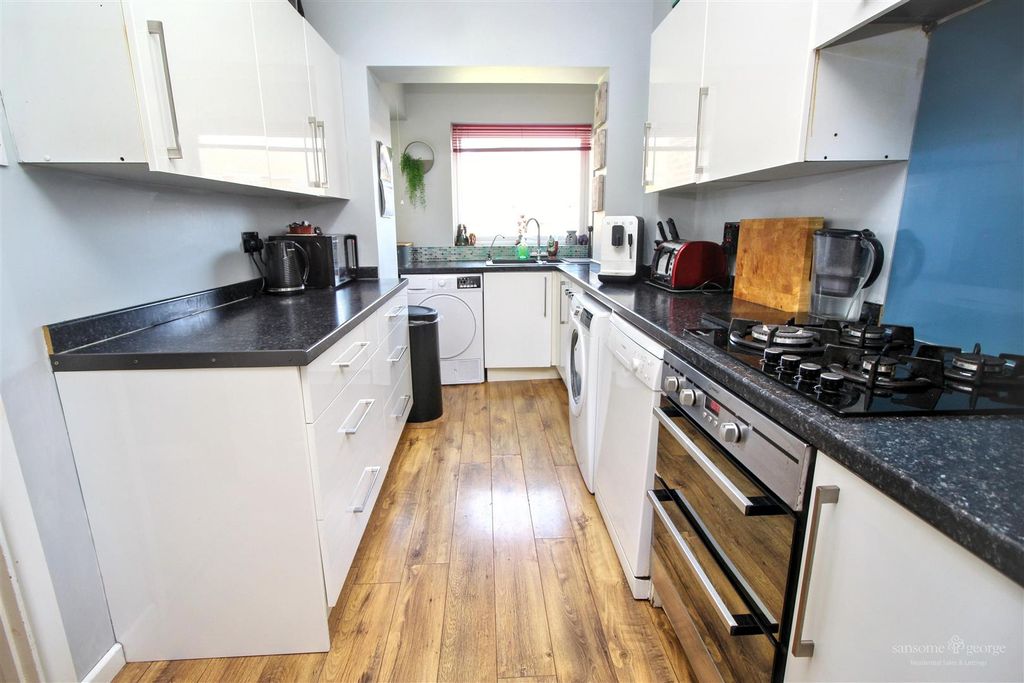 Property photo 3 of 18 Kitchen