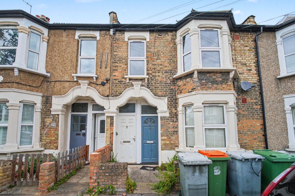Property photo 1 of 12 First Floor Flat, 73 Ling Road, London E16 4Aw