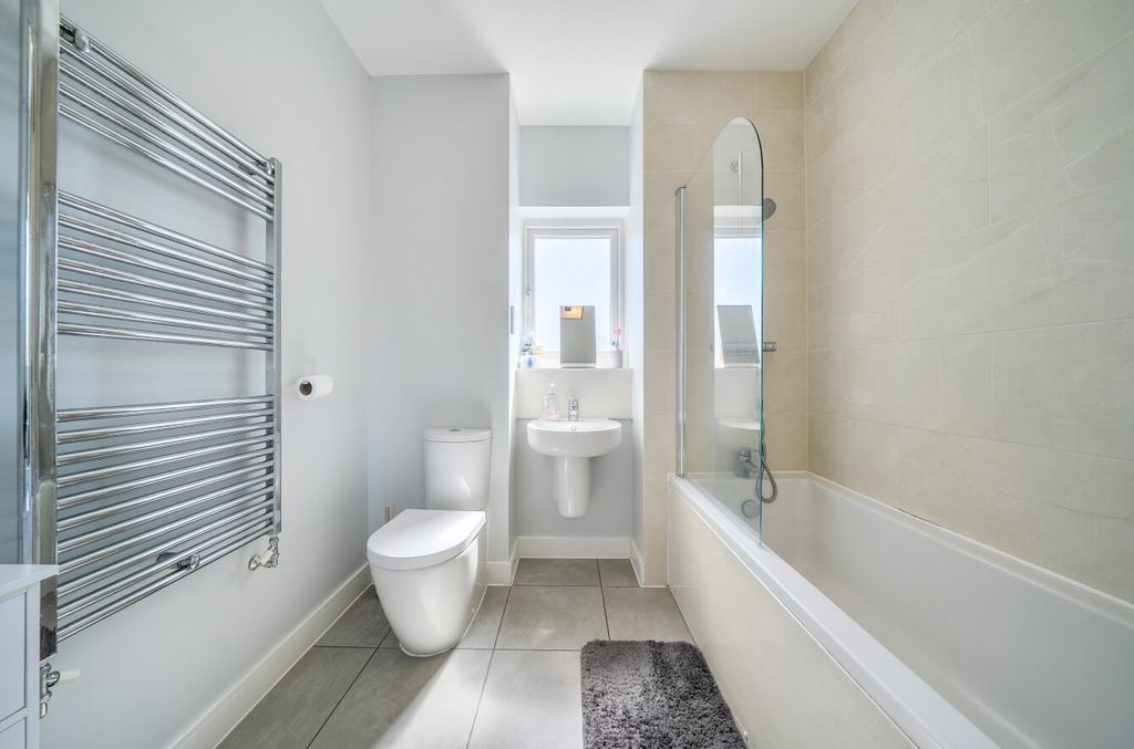 Property photo 3 of 19 Bathroom