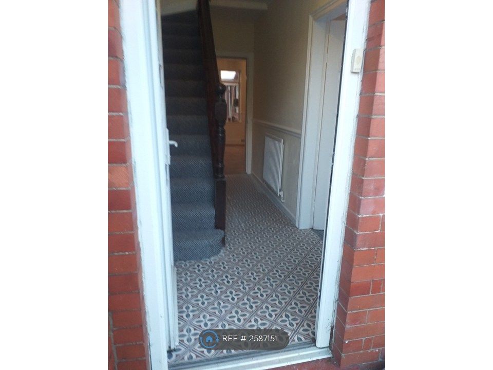 Property photo 2 of 10 Entrance Hall