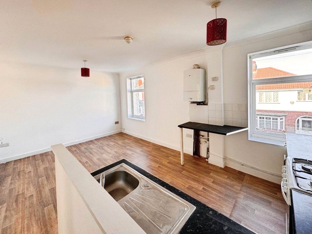 Property photo 3 of 7 Living Room/Kitchen