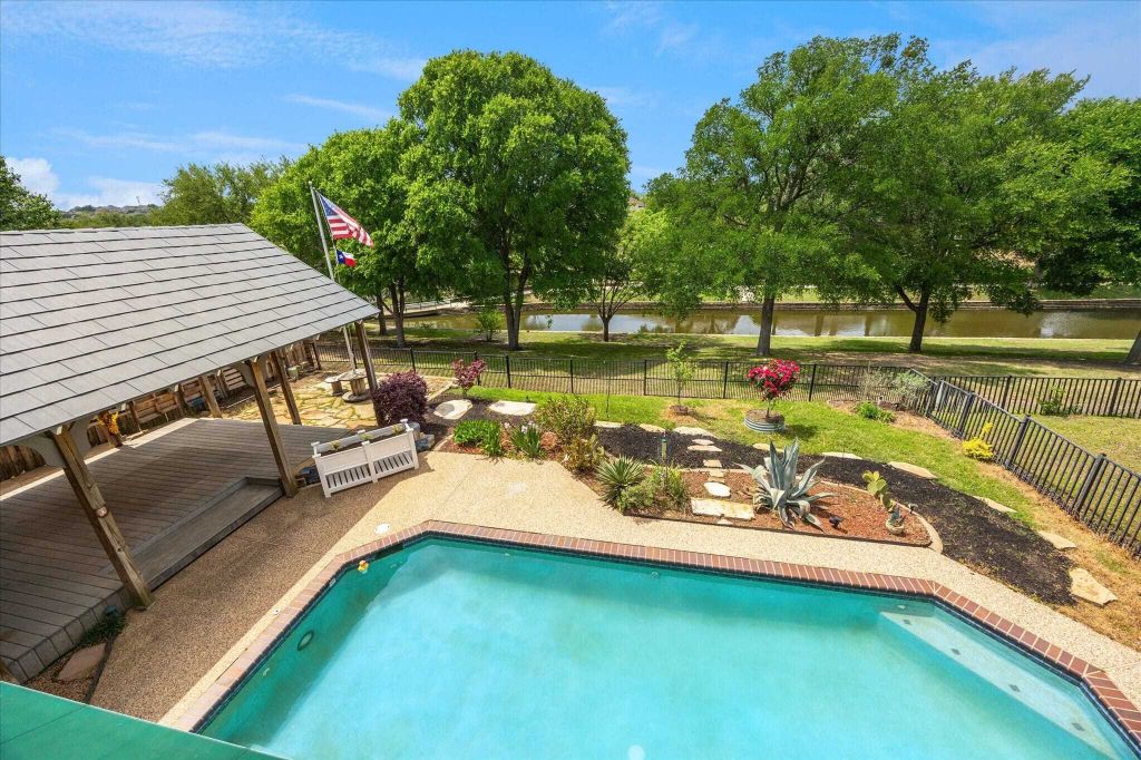 Property photo 1 of 31