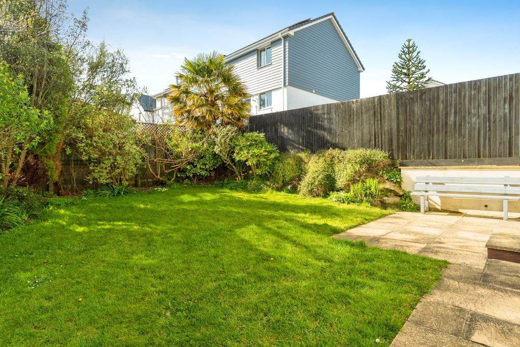 Property photo 3 of 15 Mature Garden