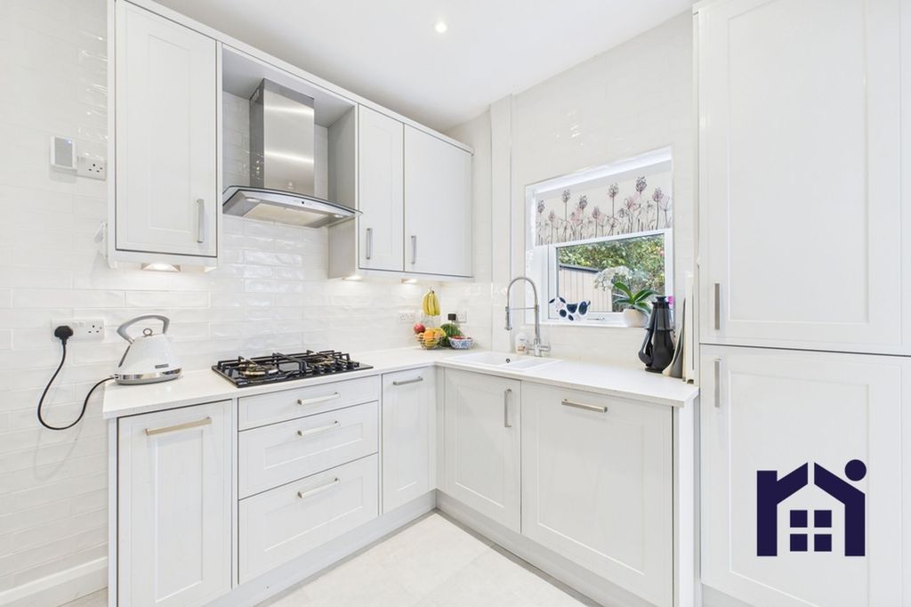 Property photo 3 of 17 Kitchen