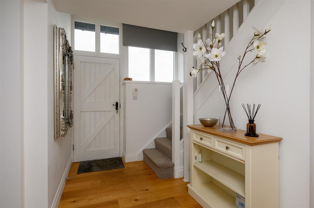 Property photo 3 of 33 Hallway