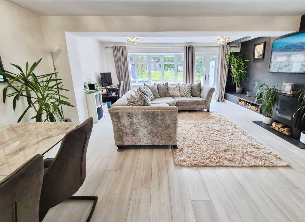 Property photo 2 of 44 Lounge