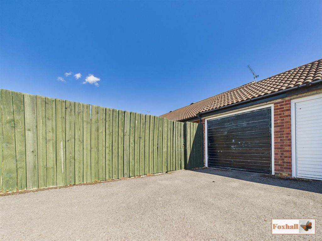 Property photo 3 of 19 Garage & Parking