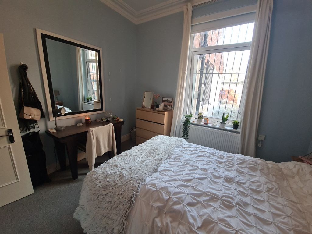 Property photo 1 of 20 Bright And Well-Maintained Master Bedroom Featurin...