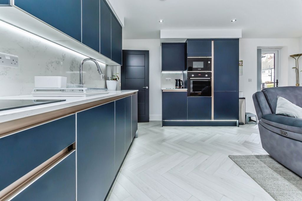 Property photo 3 of 9 Kitchen