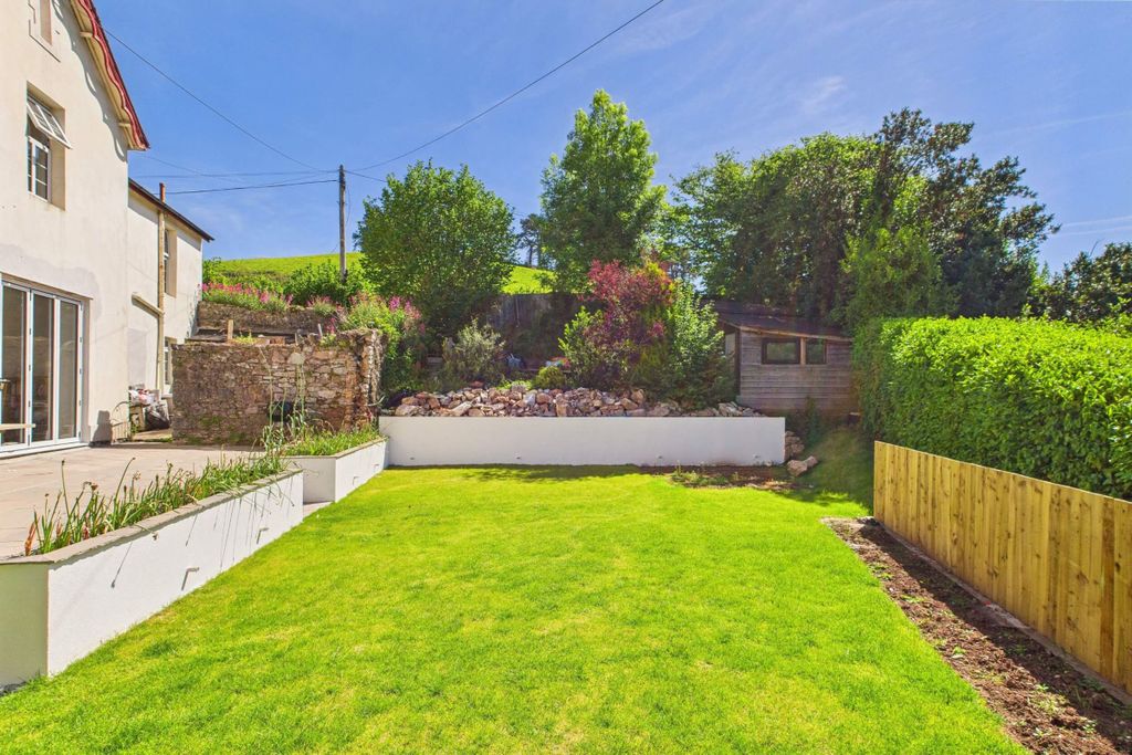 Property photo 3 of 31 Main Residence Garden