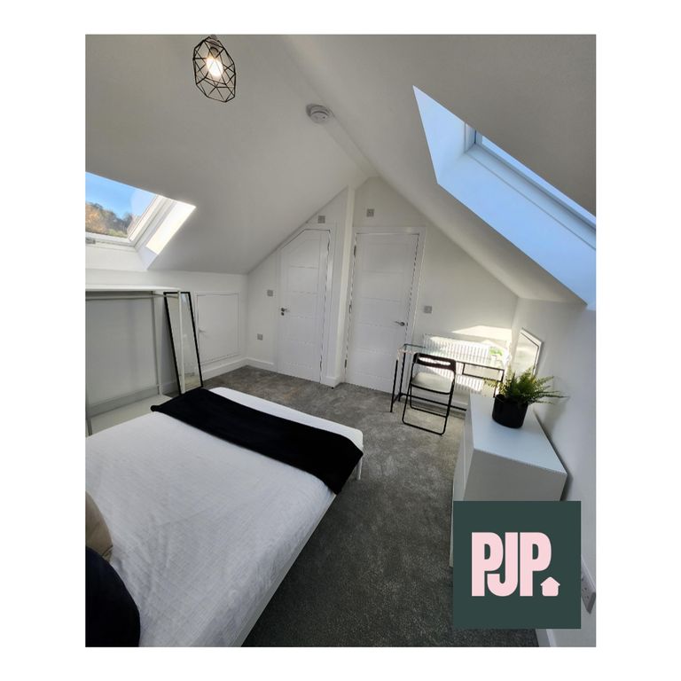 Property photo 1 of 8 A Bright And Spacious Double Bedroom Featuring Lar...