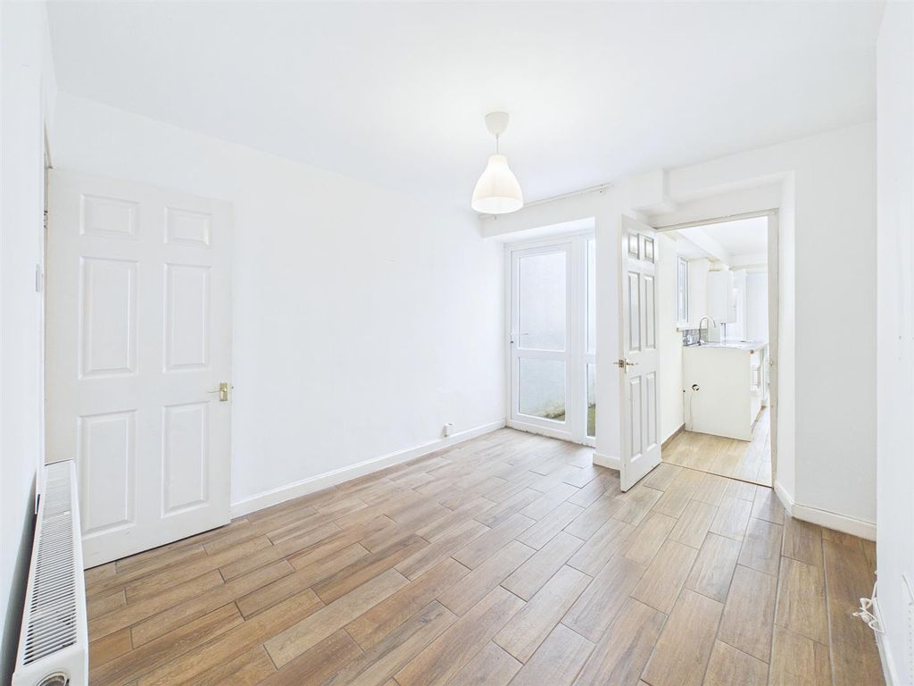 Property photo 3 of 12 3 - 2 Bedroom House In St George.Jpg