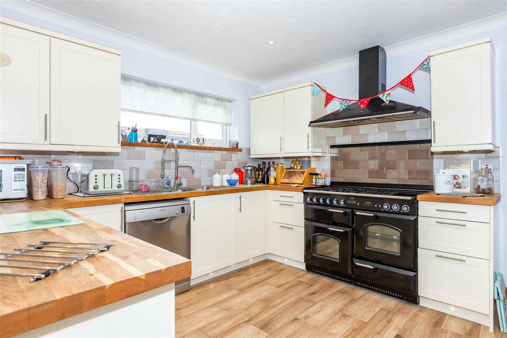 Property photo 3 of 21 Sullington-15.Jpg