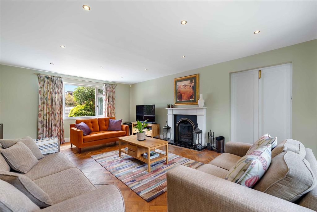 Property photo 3 of 31 5 Banks Crescent-15.Jpg