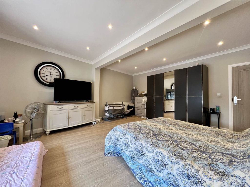Property photo 2 of 32
