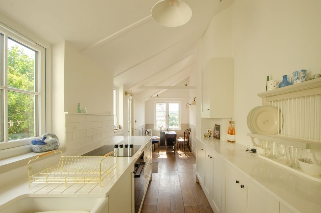 Property photo 3 of 13 Tps 01208 872728 -5