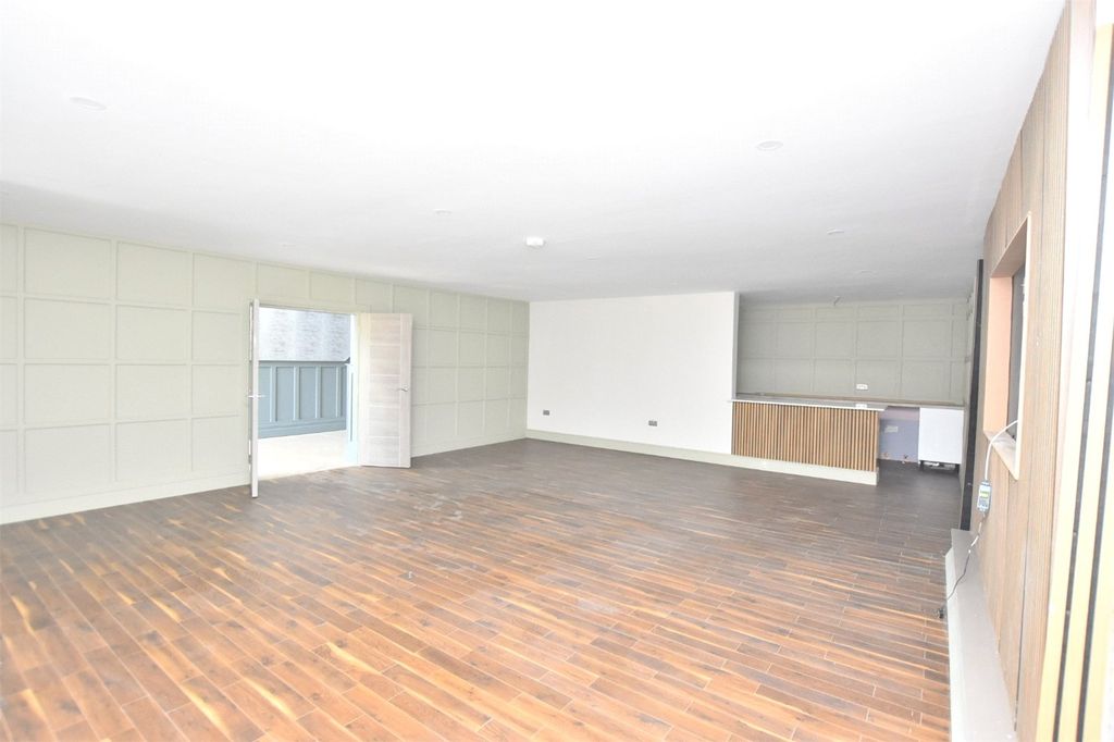 Property photo 3 of 28 Lounge