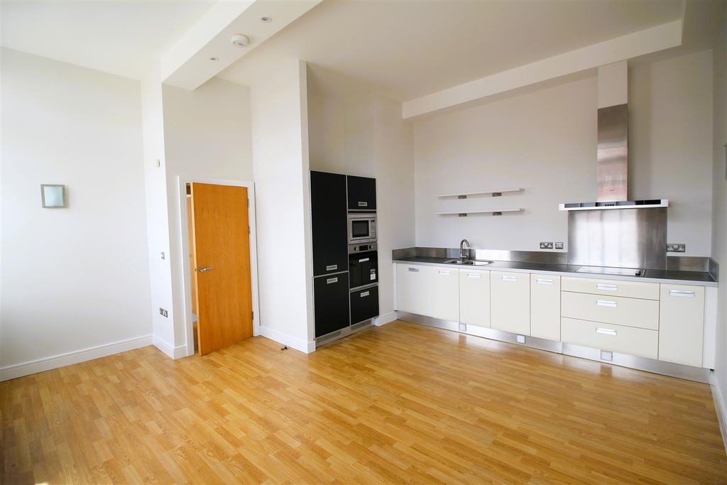 Property photo 2 of 14 Kitchen/Lounge