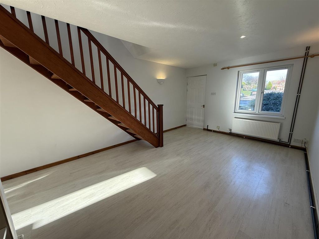 Property photo 3 of 10 Living Room