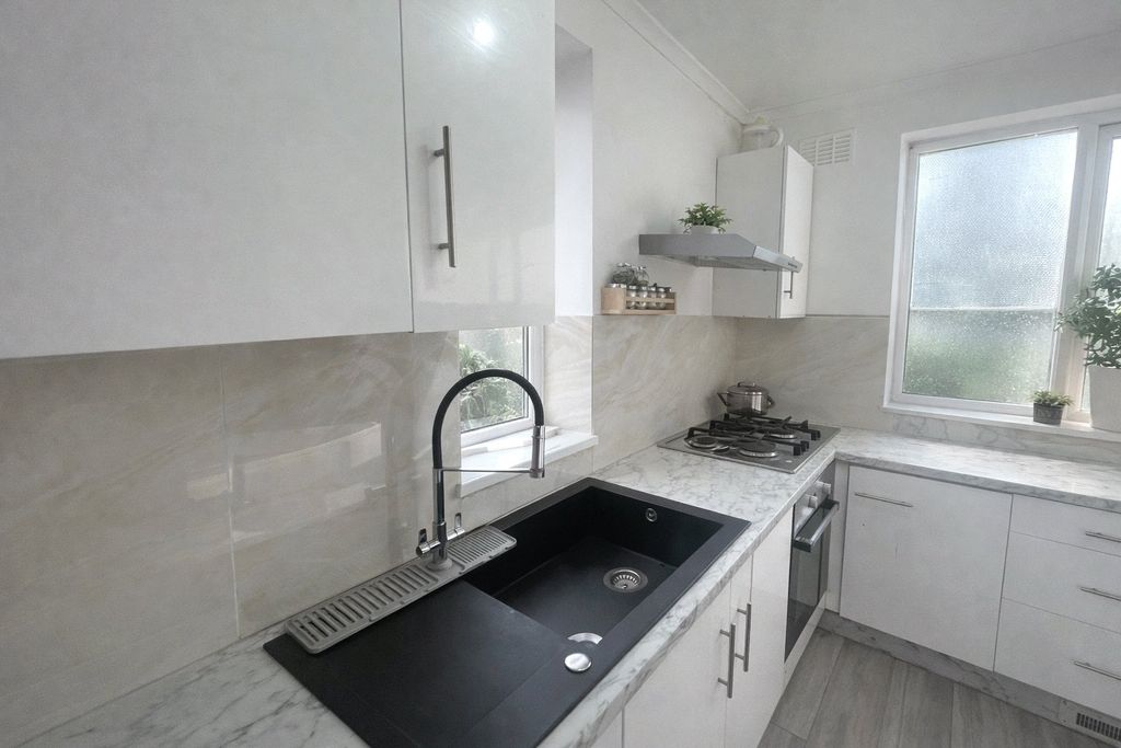 Property photo 3 of 7 Kitchen