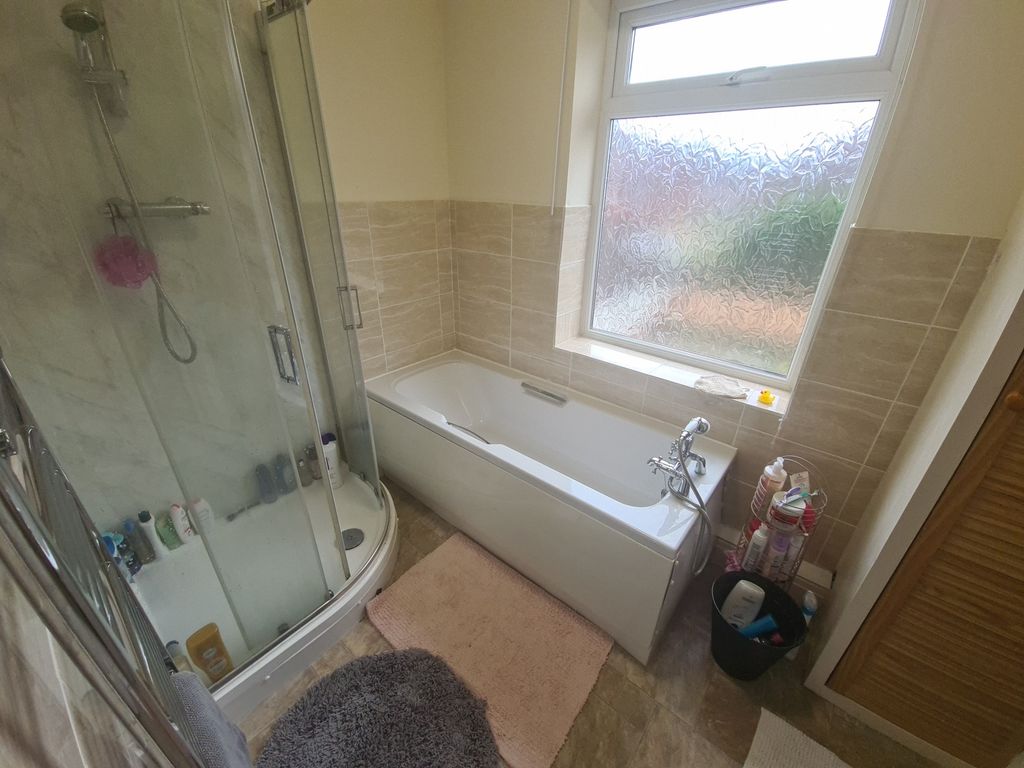 Property photo 3 of 14 A Spacious And Well-Maintained Bathroom Featuring ...
