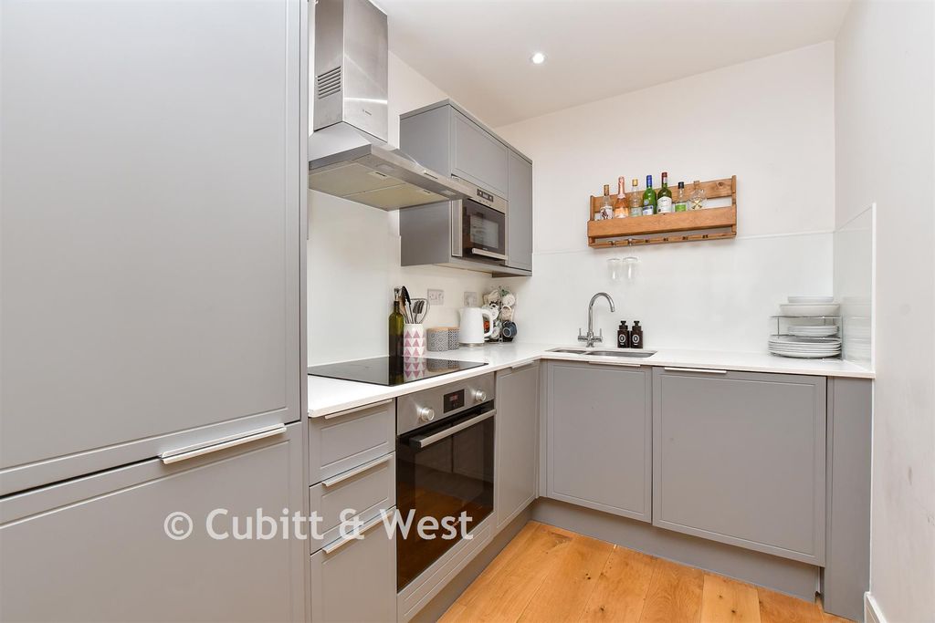 Property photo 1 of 10 Lounge / Kitchen