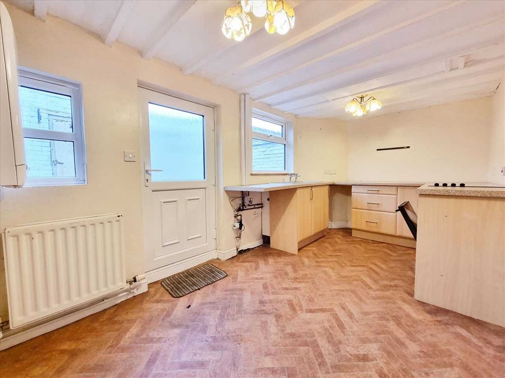 Property photo 3 of 7 Kitchen: