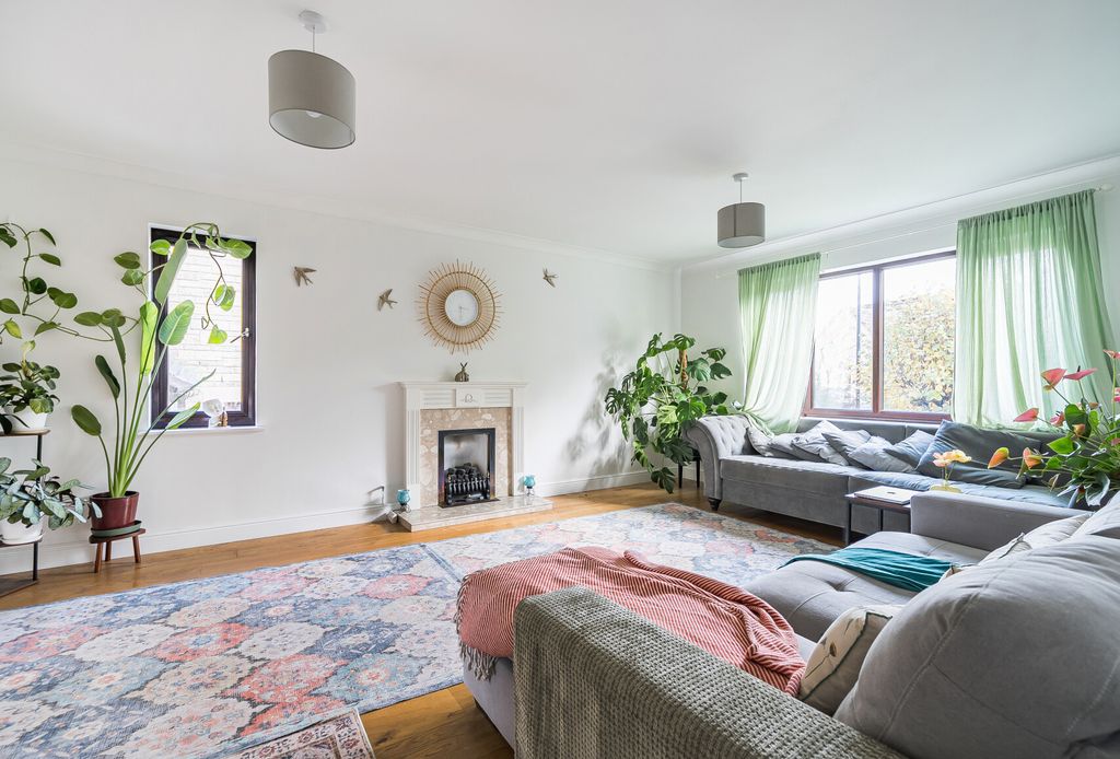 Property photo 1 of 22 Sitting Room