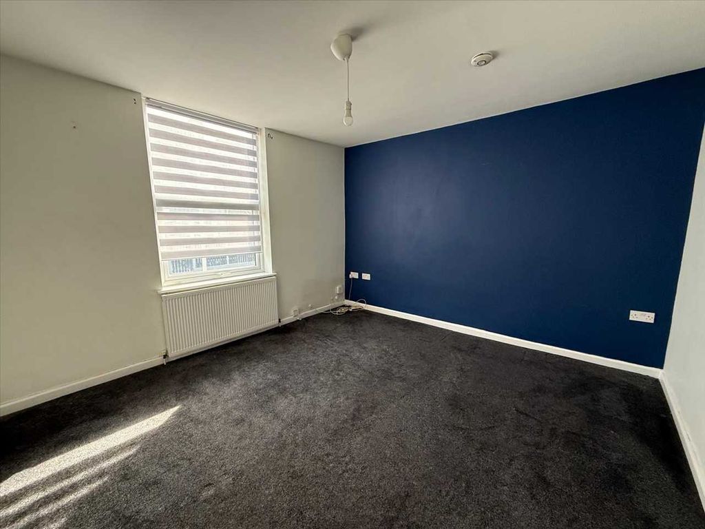 Property photo 2 of 7 Lounge / Bedroom