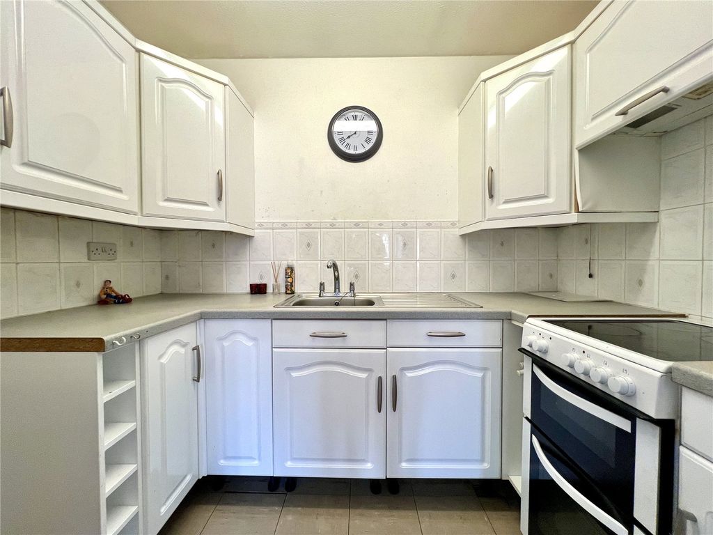 Property photo 3 of 10 Kitchen