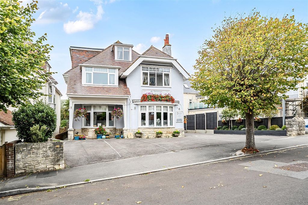 Property photo 2 of 46 1362593-39-68E9262B7F653.Jpg