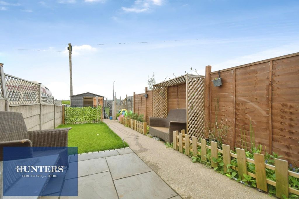 Property photo 2 of 16 Rear Garden 01.Jpg