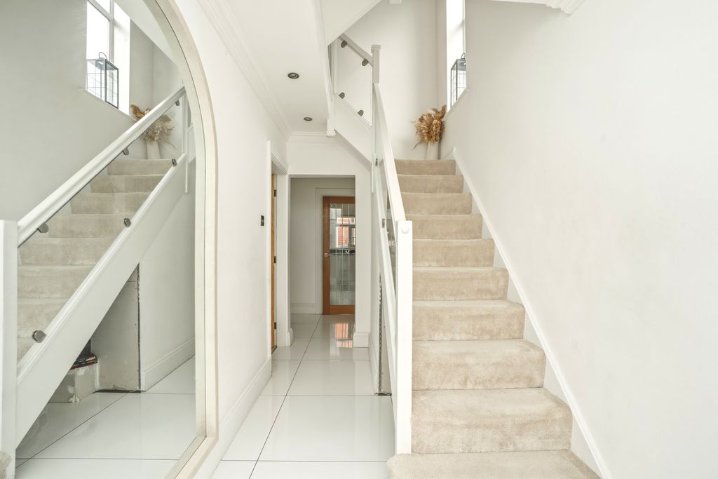 Property photo 2 of 29 Easterleyroad001