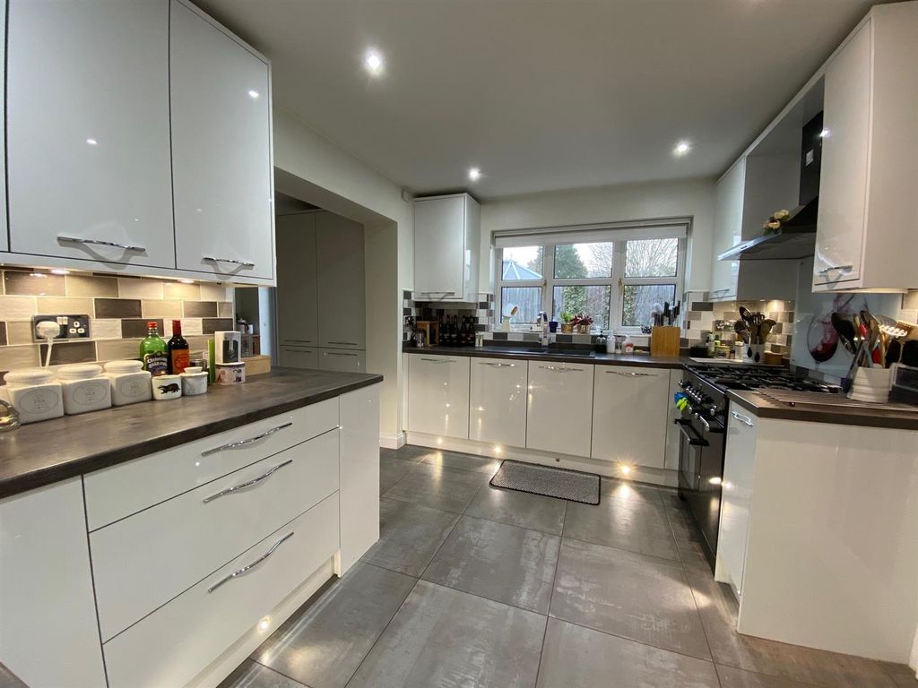 Property photo 3 of 25 Kitchen.Jpg