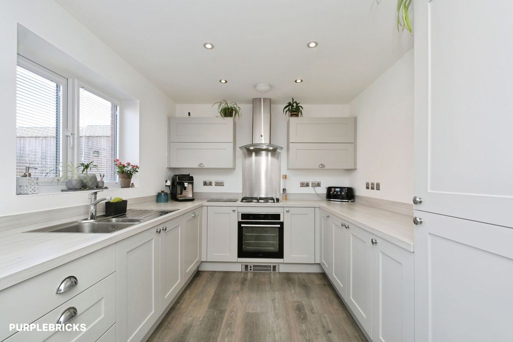 4 bed detached house for saleDeepfields Drive, Shipley DE75 photo 5
