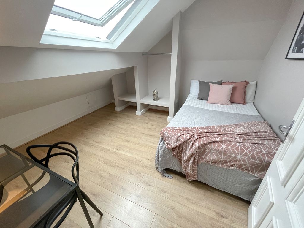 Property photo 3 of 11 58 Halsbury (7)