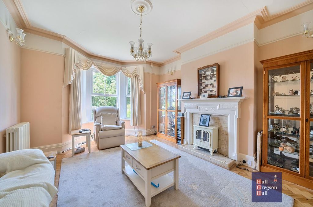 Property photo 2 of 23 0F9B78F3-c1E3-4A54-Bded-3001De14d8F8.Jpg