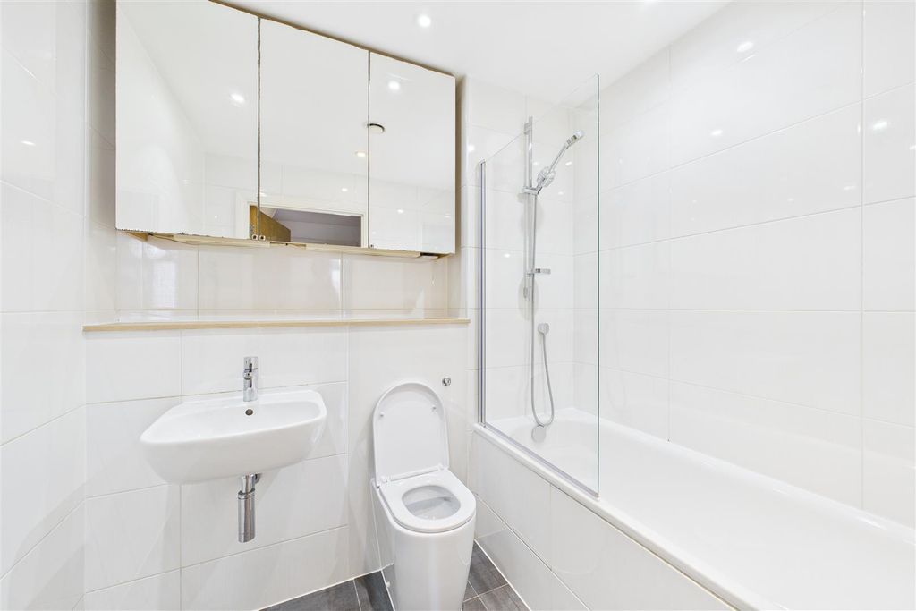 Property photo 3 of 14 Bathroom .Jpg